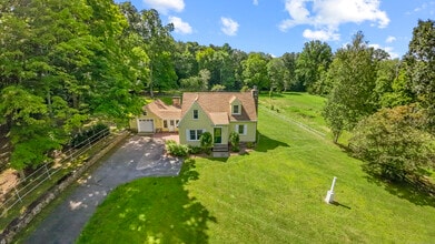 Building Photo - 26 Great Hillwood Rd