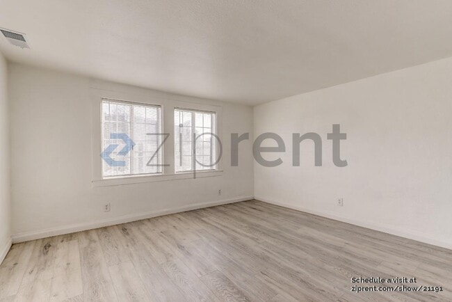 Building Photo - Unit