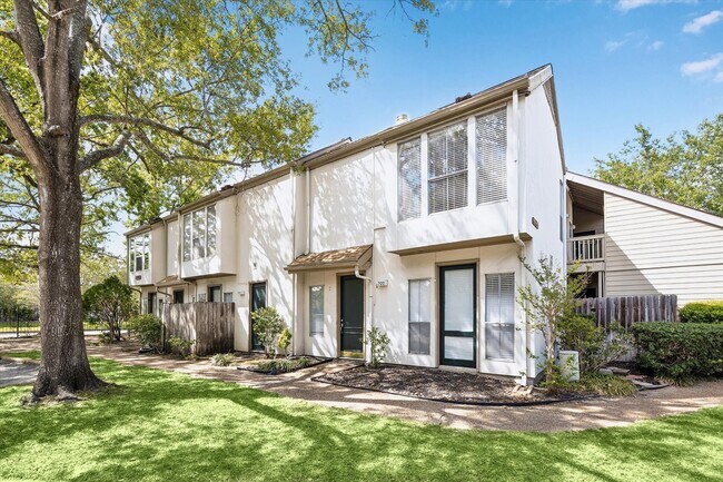 Building Photo - 2100 Tanglewilde St