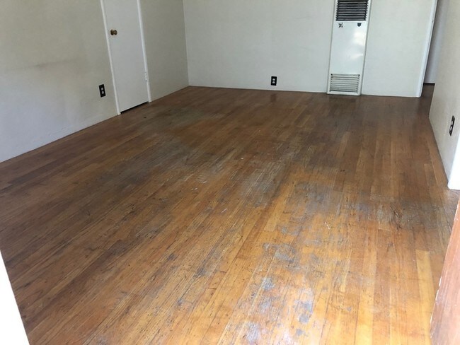 Foto del edificio - NOW AVAILABLE - CLEAN 1 BEDROOM, 1 BATH