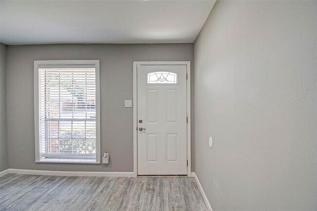 Foto del edificio - 1104 W Tri Oaks Ln