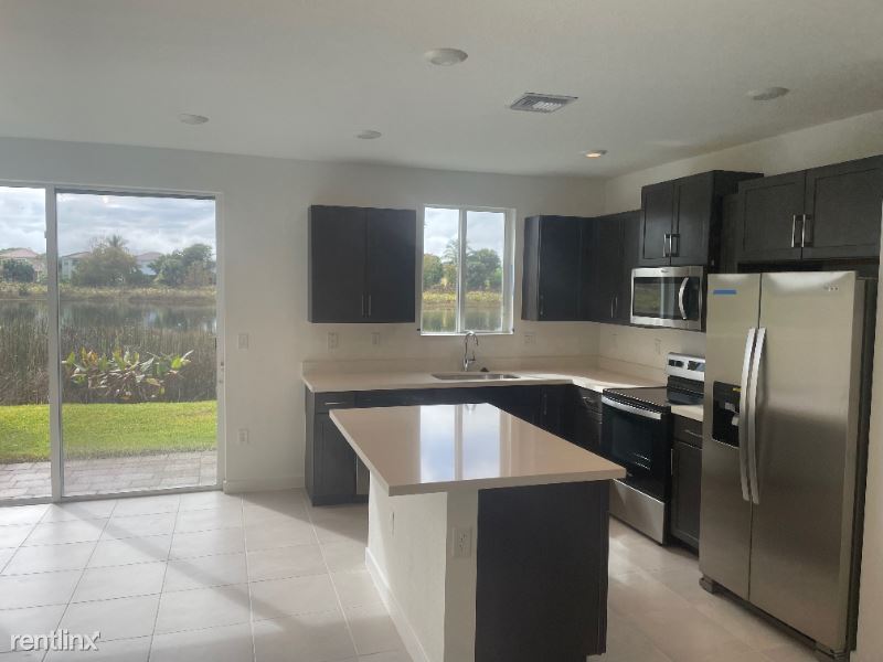 Primary Photo - 4 br, 3 bath Townhome - 2415 SE 11th St