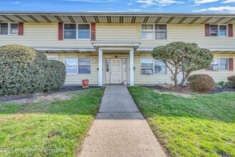 Building Photo - 809 Moosic Rd