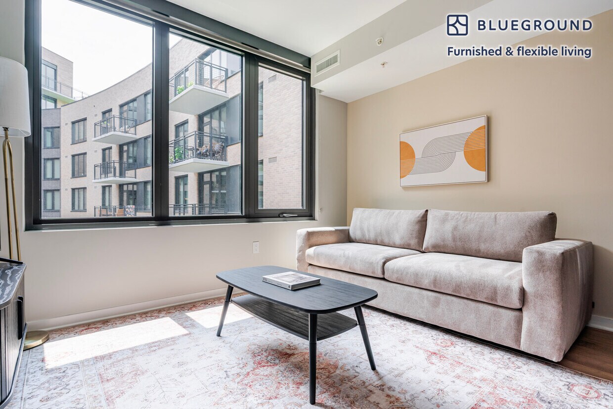 Foto principal - 3275 Washington Blvd
