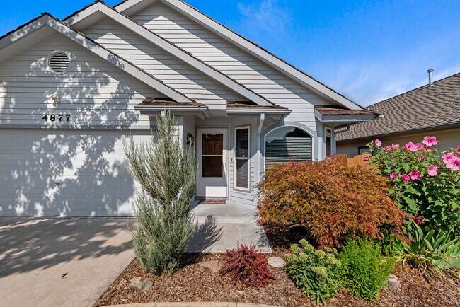 Building Photo - 4877 Lakes Edge Pl