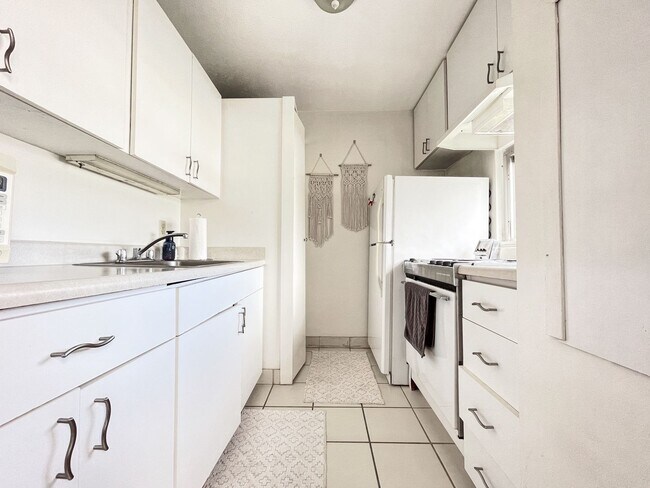 Foto del edificio - Pet Friendly Furnished Waikiki Studio with Central A/C and Parking. Utilities Included in Rent.