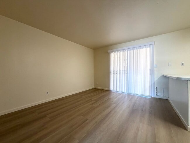 Building Photo - Glendale 3 Bed / 2 Bath Townhome | Two-Story Layout
