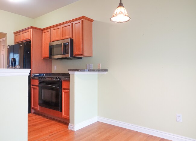 Building Photo - 1521 Commodore Cir