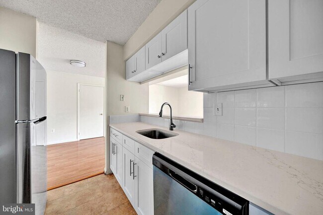 Building Photo - 601 Ravens Crest Dr