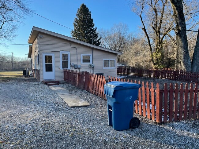 Building Photo - 415 W Camp Ground Rd