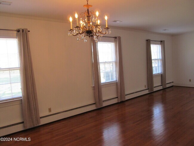 Foto del edificio - 919 Isabella Ave Ext