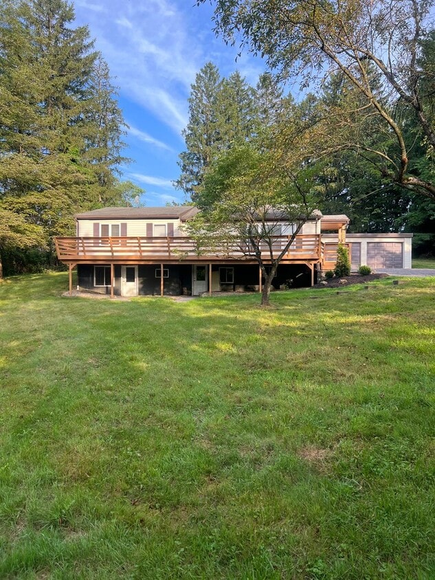Primary Photo - 3-bedroom, 2-bathroom private retreat in C...
