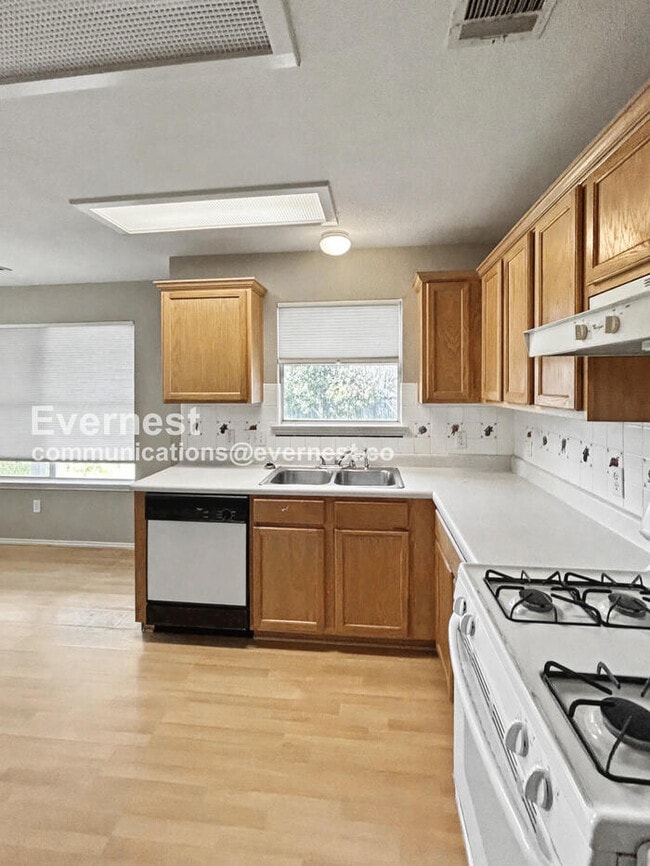 Building Photo - 3 Bed/2.5 Bath Home with Garage / Pet-Friendly / Coming Soon!