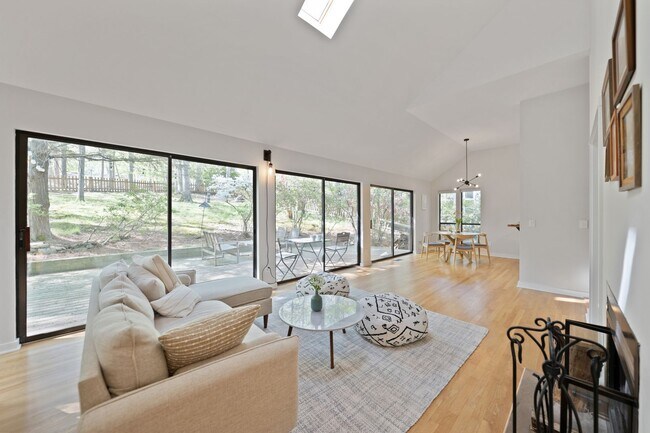 Foto del edificio - Stunning 3 Bedroom with a Beautiful View i...