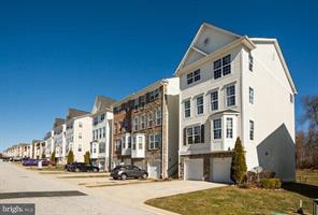 Foto del edificio - COMING SOON! June 1st - Beautiful Townhouse with 3rd Floor Master Suite!
