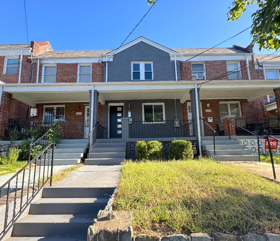 Primary Photo - Beautiful 3 BR/3 BA Townhome in Brentwood!
