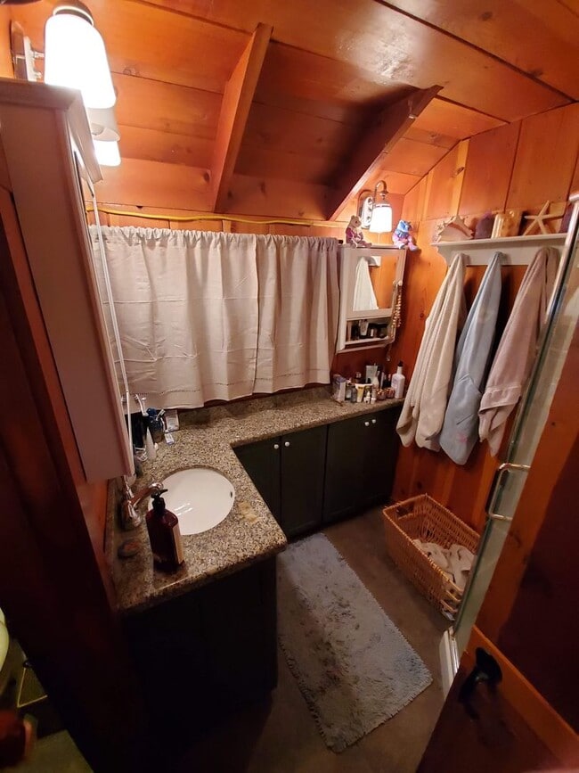 Foto del edificio - LONG-TERM RENTAL:  Unique Cabin with Beach Access and Big Deck!