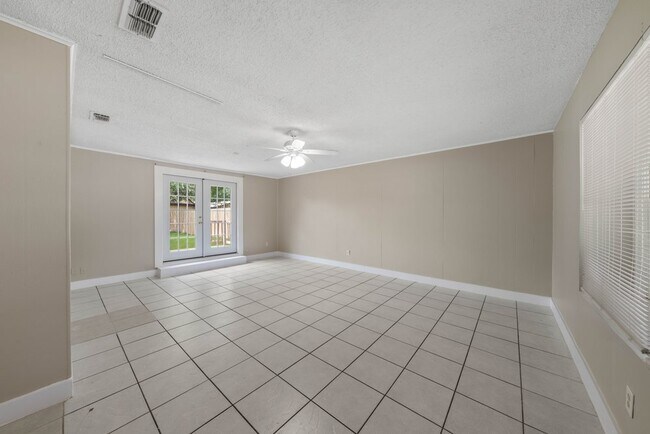 Foto del edificio - 7422 Stonehouse Dr