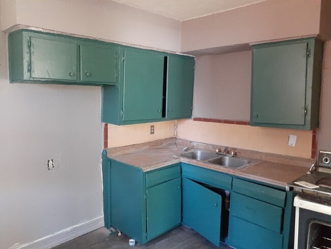 Building Photo - 848 Daffodil Dr