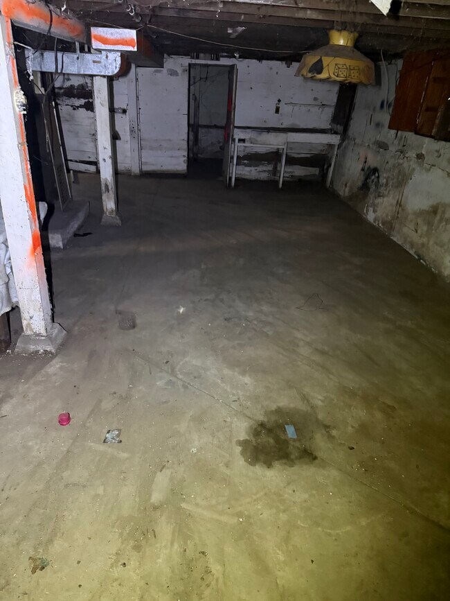 Building Photo - 613 W Lincoln St