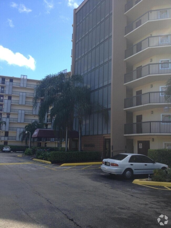 Building Photo - 3101 N Country Club Dr