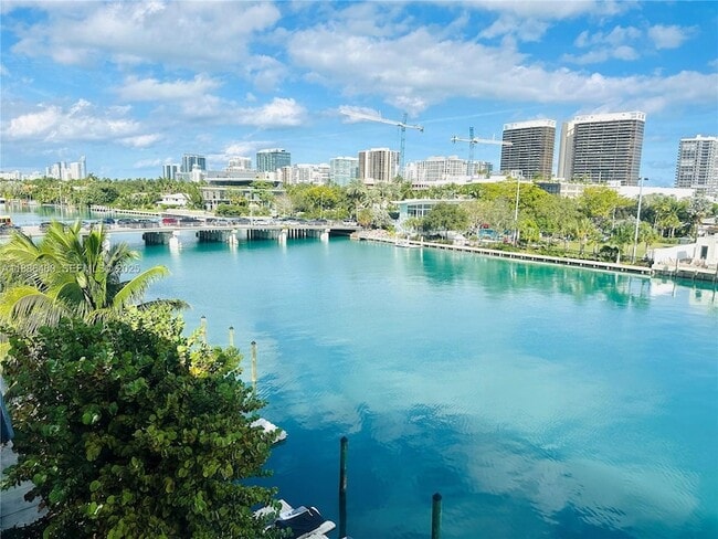 Foto del edificio - 9501 E Bay Harbor Dr