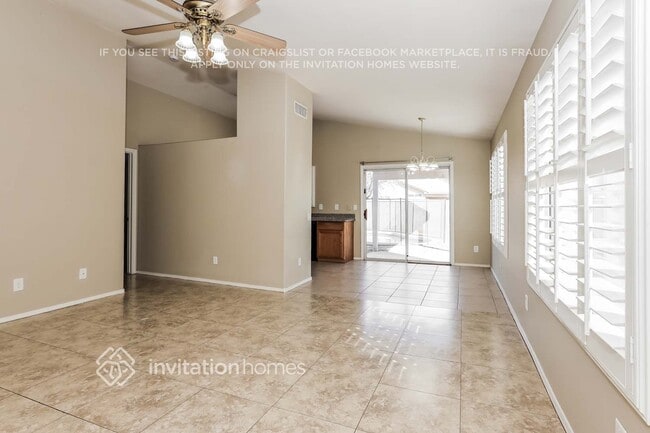 Foto del edificio - 10460 W Reade Ave