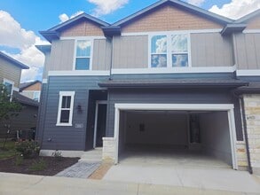Building Photo - 1020 Vista View Dr