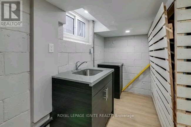 Building Photo - 19 Bardwell Crescent