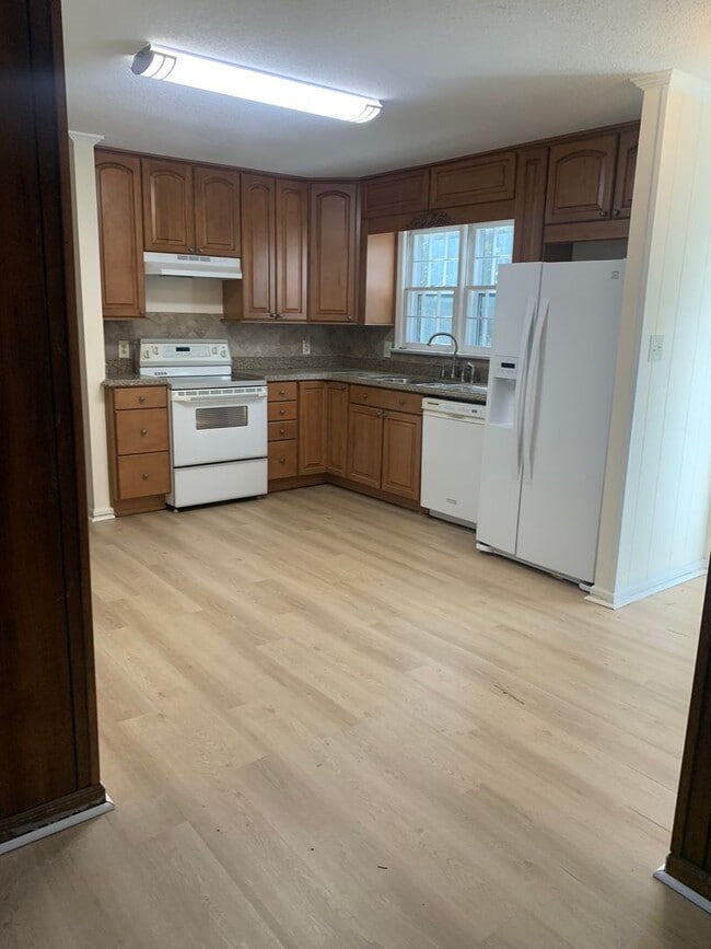 Foto del edificio - NORTH HILLS CHARMER--2 STORY--DOWNSTAIRS BEDROOM/OFFICE--FORMAL AREAS-LAUNDRY/MUD AREA-CARPORT