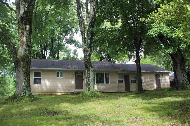Building Photo - 611 Russell Rd