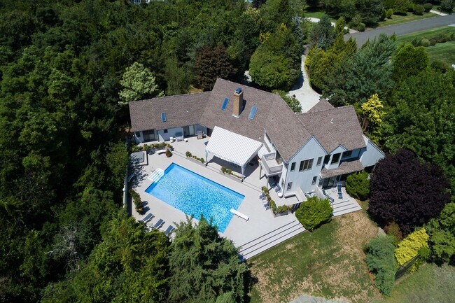 Building Photo - 12 Apaucuck Cove Ln