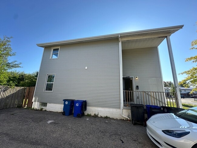 Building Photo - Spacious 5-Bedroom, 2-Bath Home for Rent i...