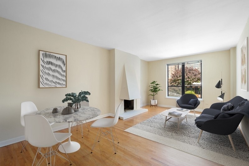Primary Photo - 1421 N Dearborn St