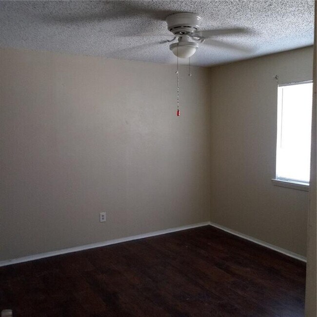 Building Photo - 210 N Vandeveer St
