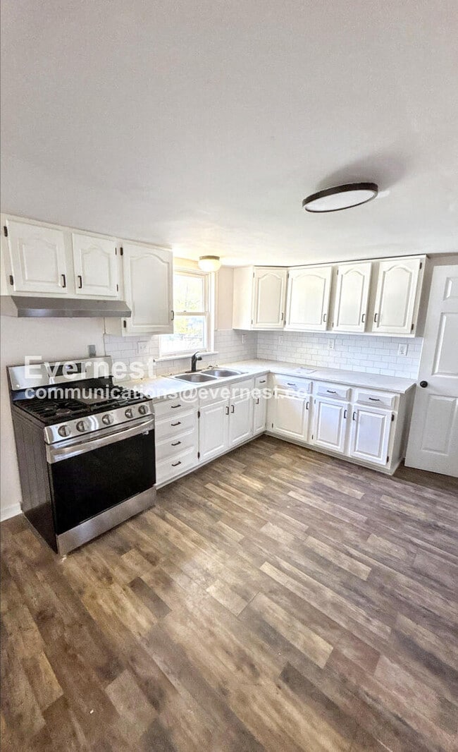 Building Photo - Cozy Charm with Modern Comforts / 3 Bed & 1 Bath / Section 8 Accepted / Available Now!