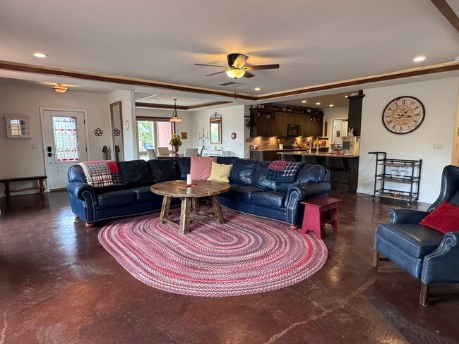 Foto del edificio - Stylish One-Story FULLY FURNISHED 3Bed, 2B...