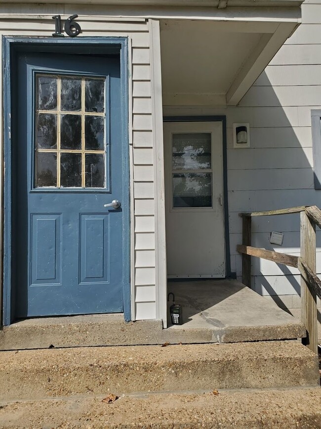 Building Photo - Absolutely Adorable two bedroom is move in...