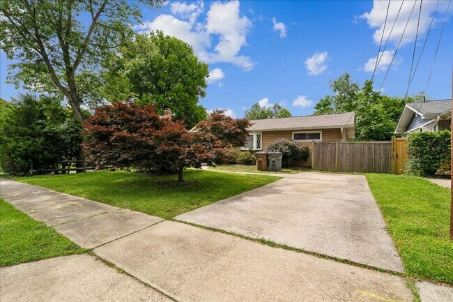 Building Photo - Remodeled in great location! 4 bedrooms 2 FB Walk to Metro