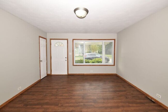 Foto del edificio - Mishawaka 3 bedroom ranch with large family room and fenced yard