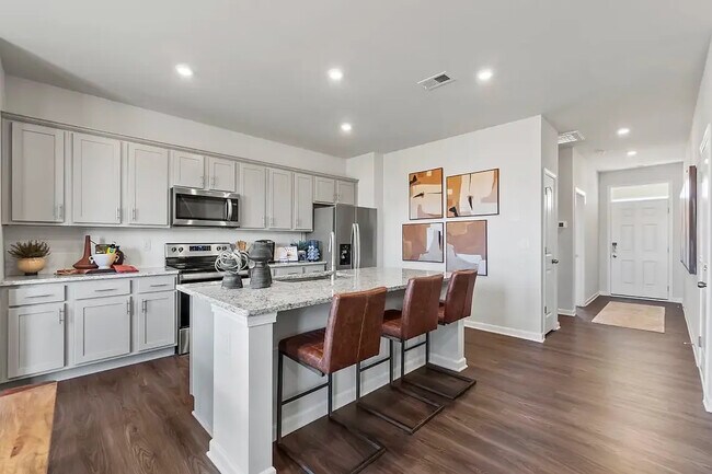 Foto del edificio - Room in House on Switchgrass Ct