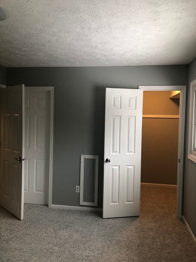 Walk-in closet in master bedroom - 903 Timbercreek Dr