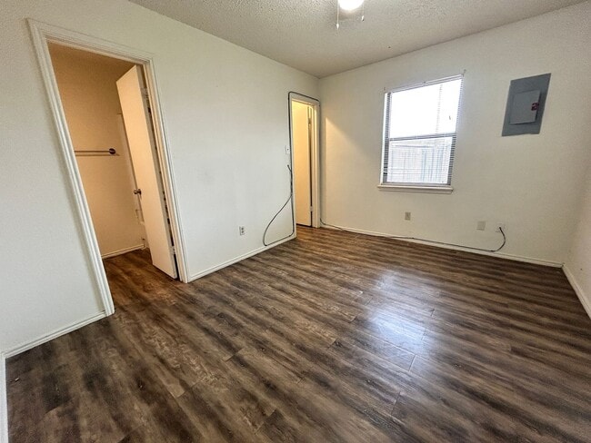 Building Photo - 4618 Erskine St