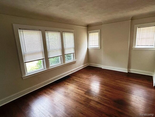 Building Photo - 817 N Dorchester Ave