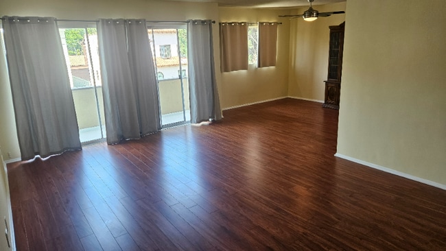 Building Photo - 638 N W Knoll Dr