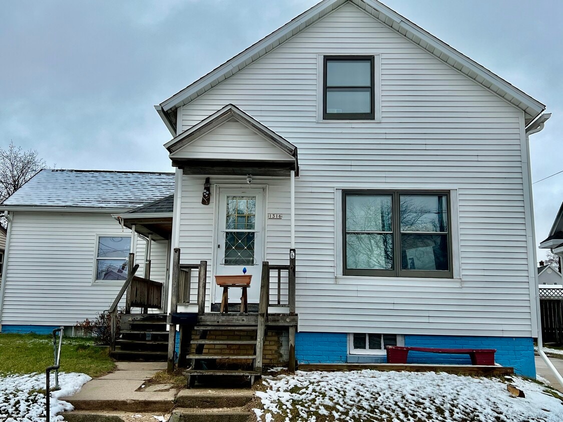 Building Photo - 1316 S 15th St