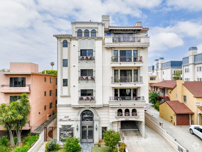 Foto del edificio - 1389 Midvale Ave