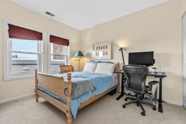 Foto del edificio - 2456-2460 Massachusetts Ave
