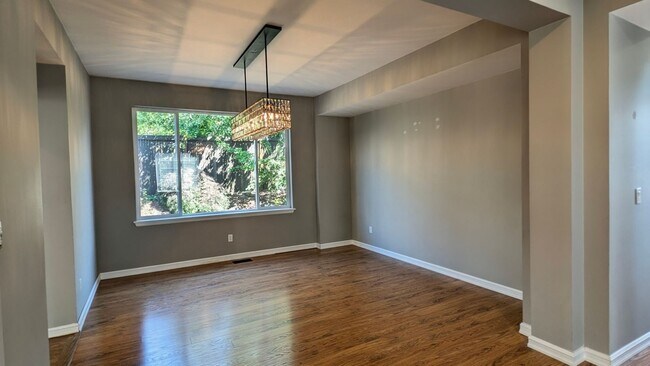 Foto del edificio - Spacious 2700+ sq.ft House in Logan Park neighborhood