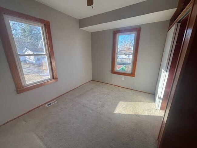 Building Photo - 2 Bedroom in Roxana Schools